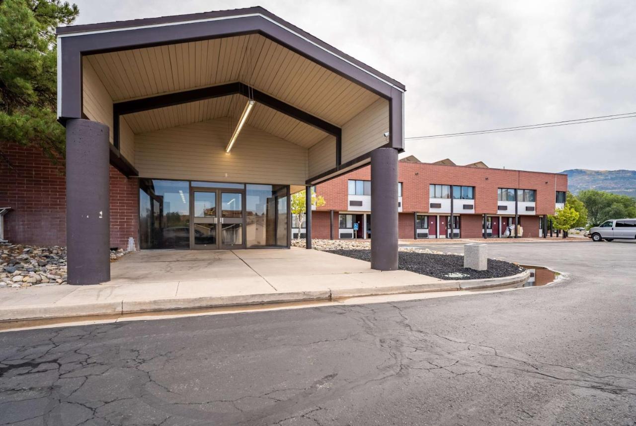 Ramada By Wyndham Cedar Hotel 3*