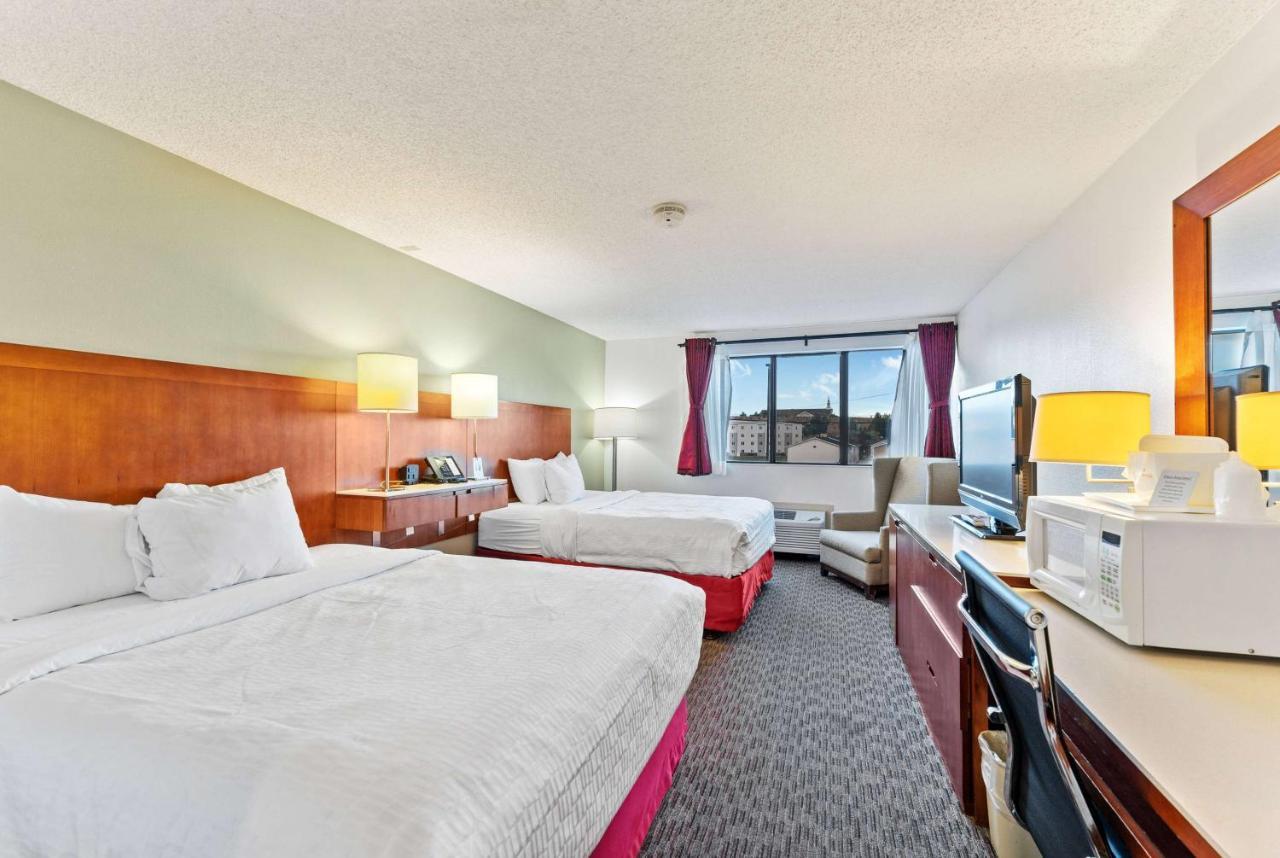Hotel Ramada By Wyndham Cedar 3*