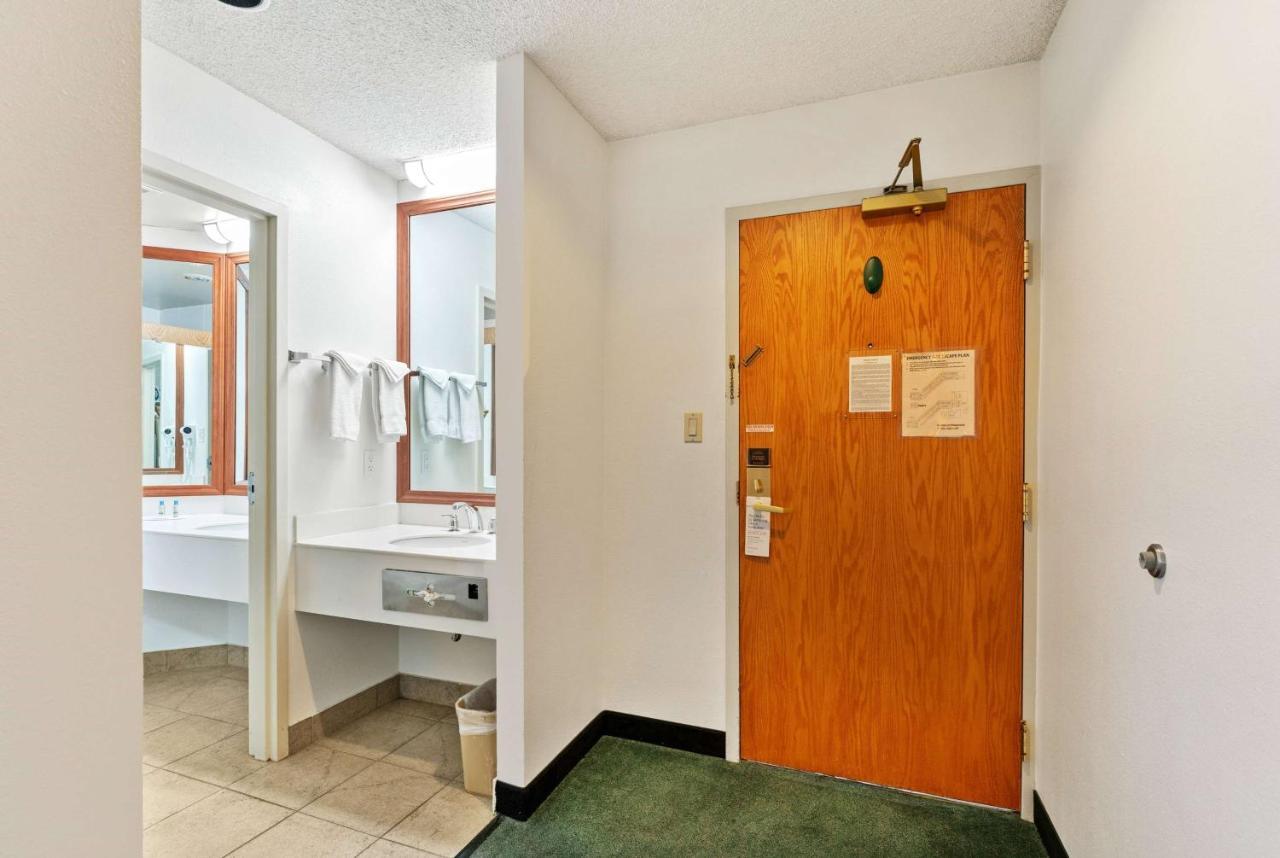 Ramada By Wyndham Cedar