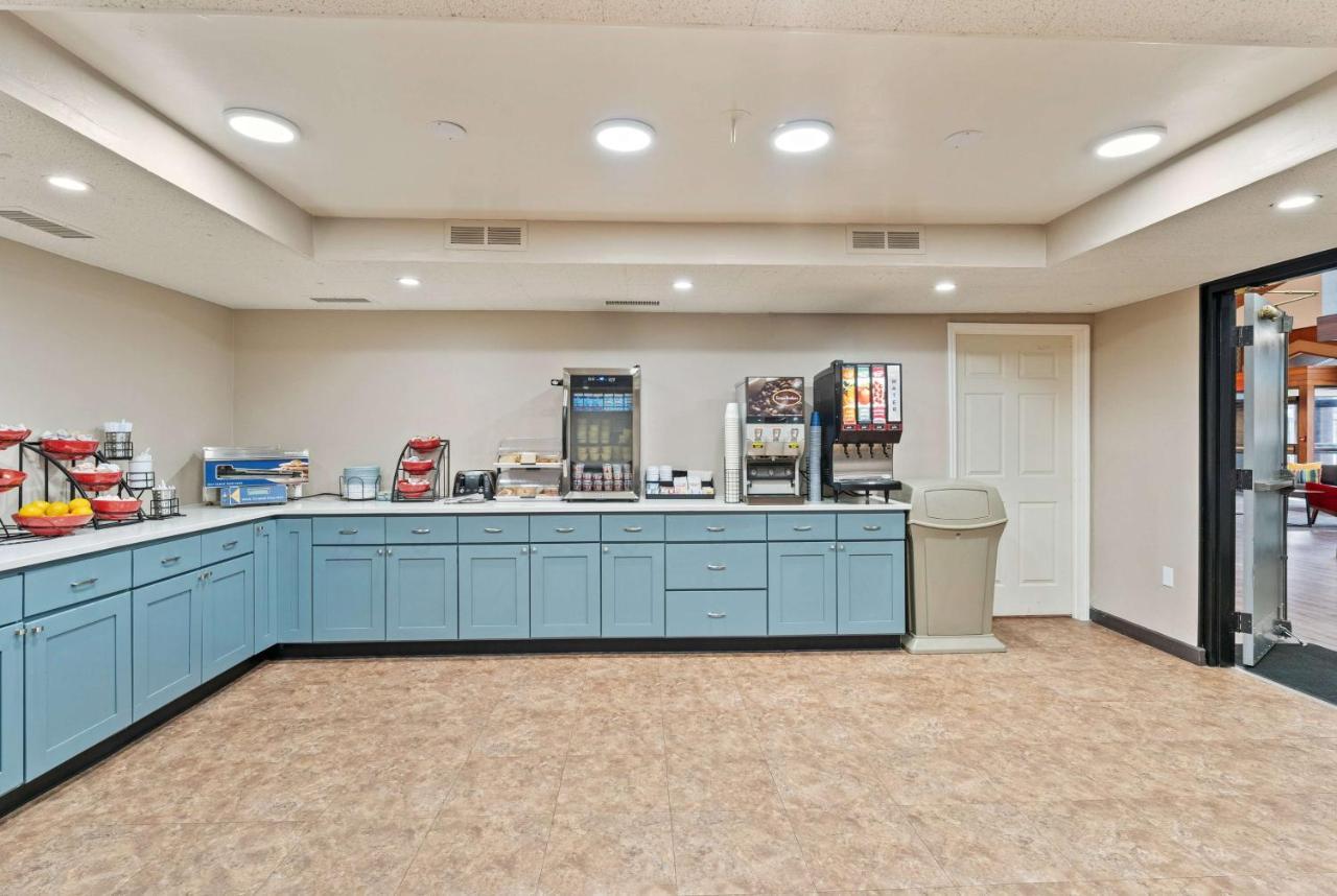 Ramada By Wyndham Cedar Hotel 3*