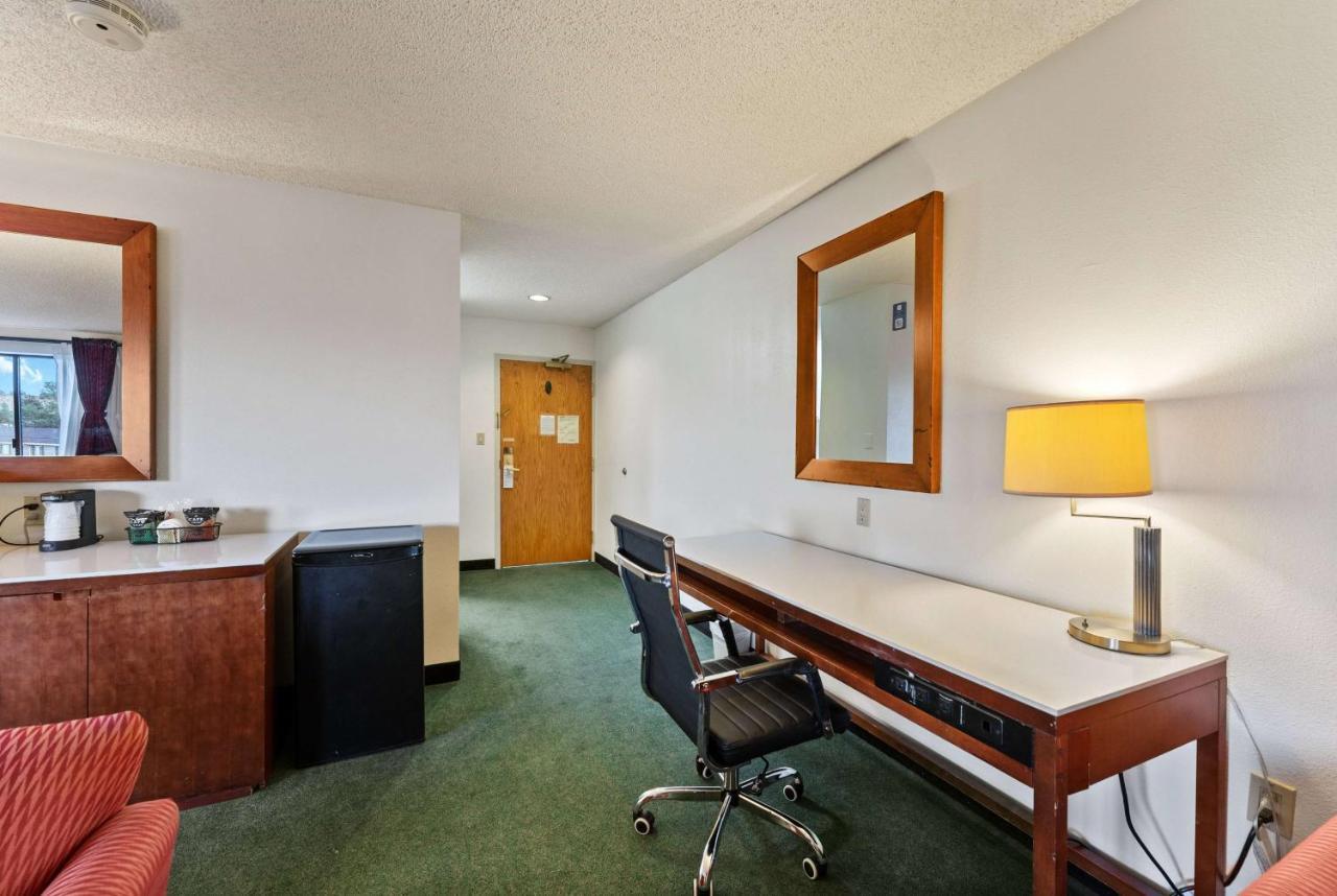 Hotel Ramada By Wyndham Cedar