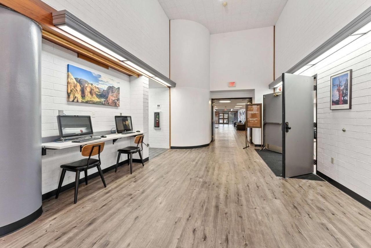 Ramada By Wyndham Cedar Hotel