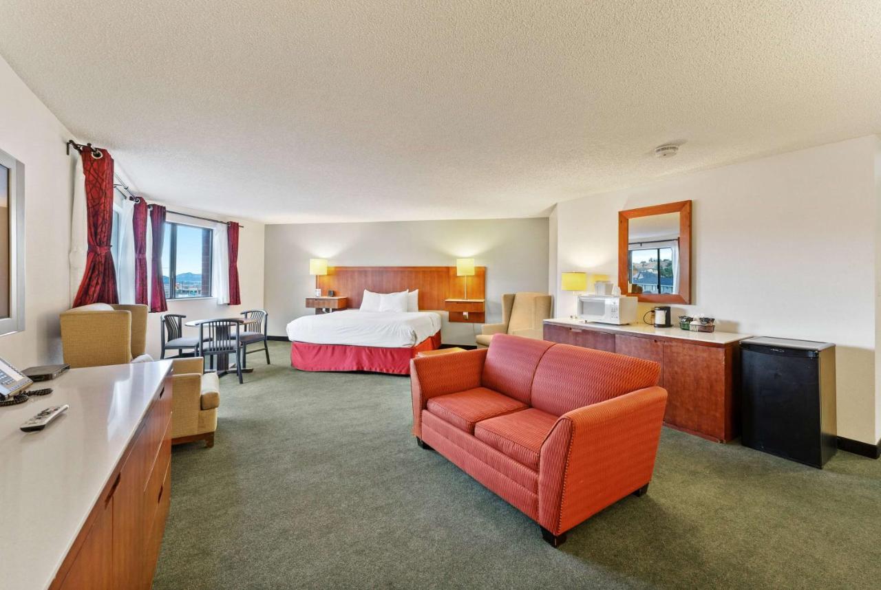 Ramada By Wyndham Cedar Hotel